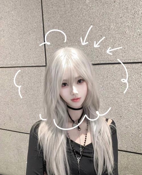 染银色头发怎么搭配衣服好看图片欣赏