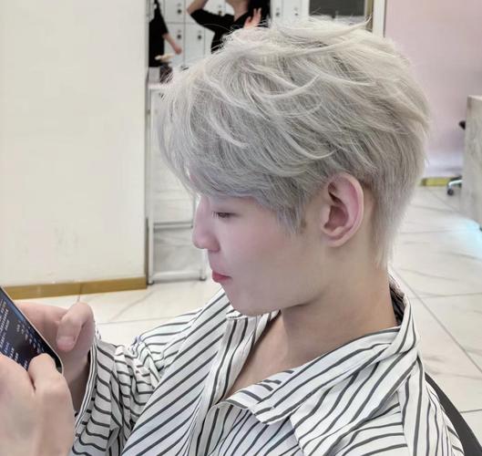 染银色头发怎么搭配衣服好看图片