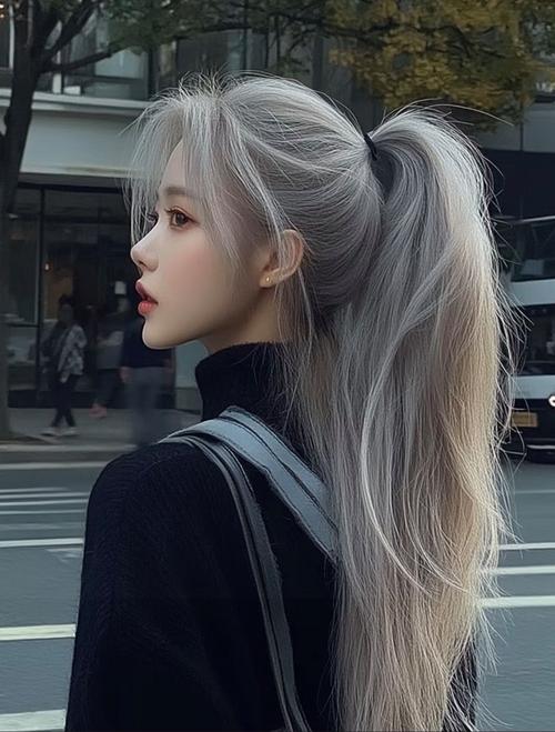 染银色头发怎么搭配衣服好看图片