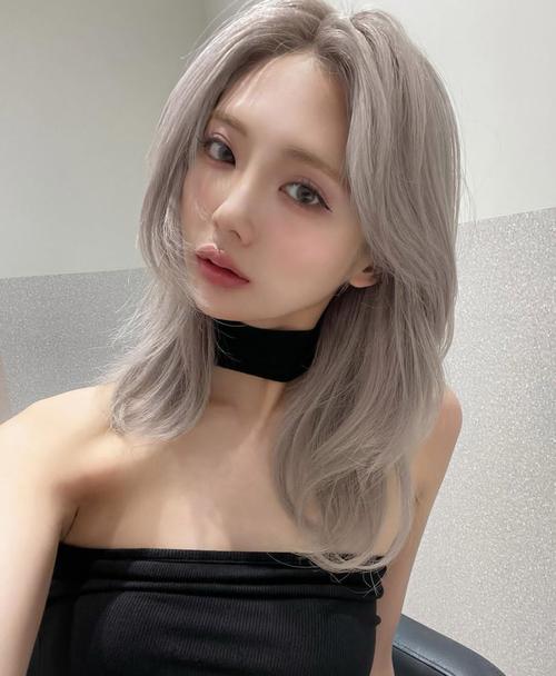 染银色头发怎么搭配衣服好看图片