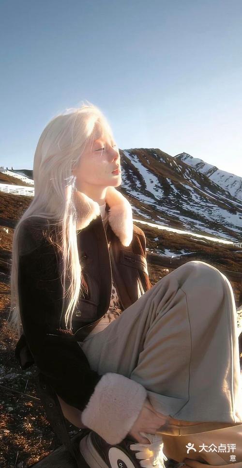 染银色头发怎么搭配衣服好看吗