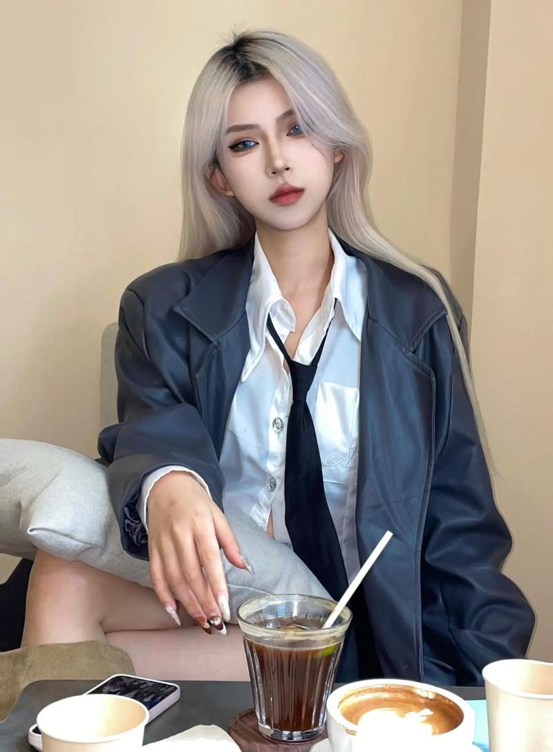 染银色头发怎么搭配衣服好看吗