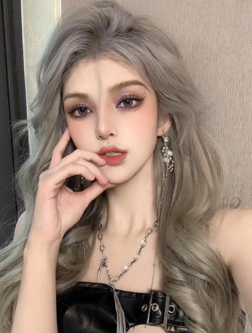 染银色头发怎么搭配衣服好看