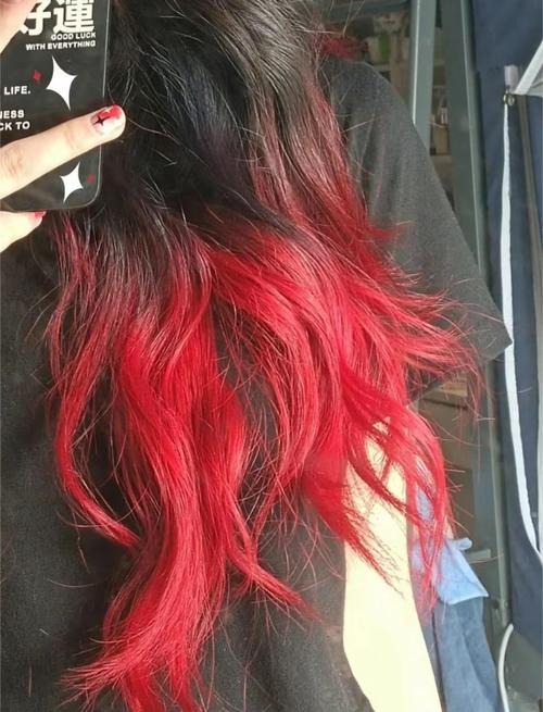 染红色头发要搭配衣服怎么办