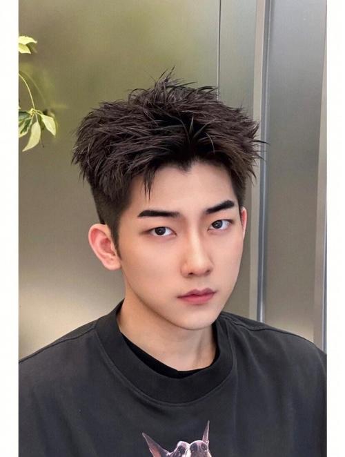 男生脸瘦适合什么发型