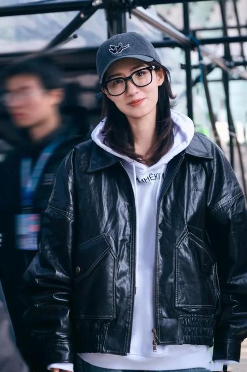 秋季穿卫衣怎么搭配