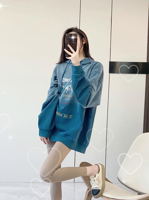 秋季穿卫衣怎么搭配