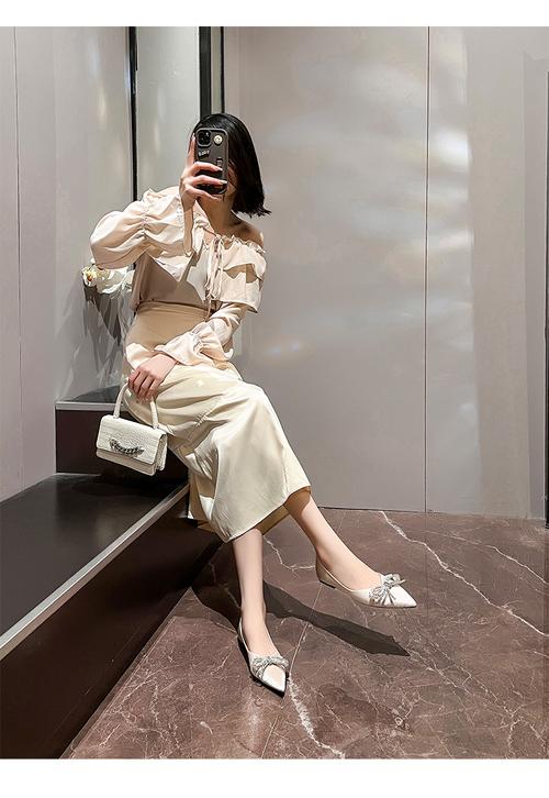 浅色单鞋怎么搭配衣服图片