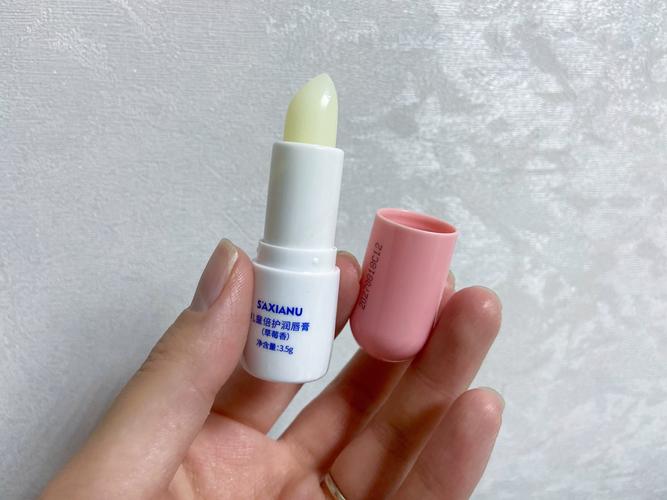 嘴唇干裂用什么唇膏