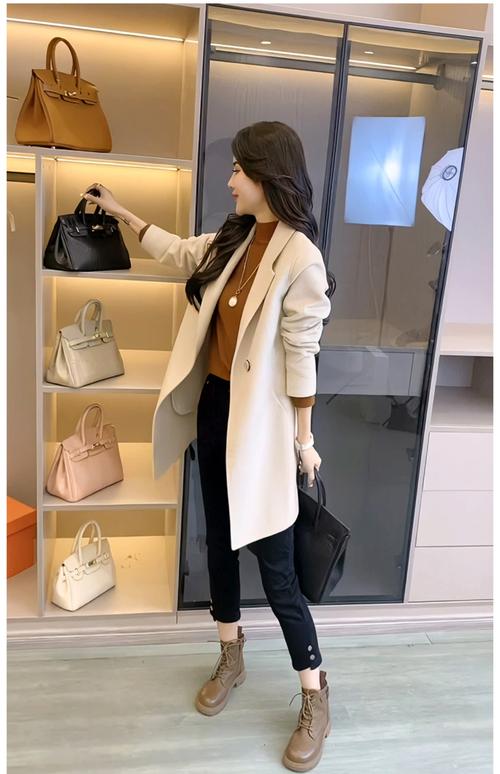 女装羊毛呢子中长外套怎么搭配