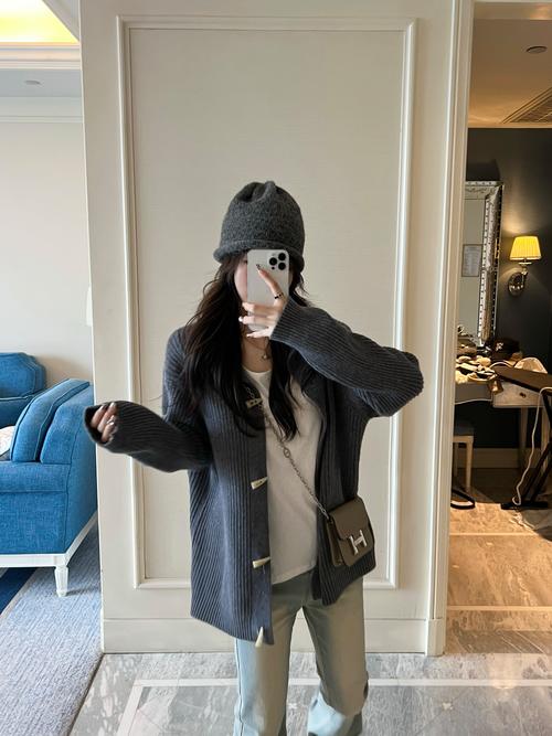 女士中款开衫毛衣怎么搭配什么裤子好看