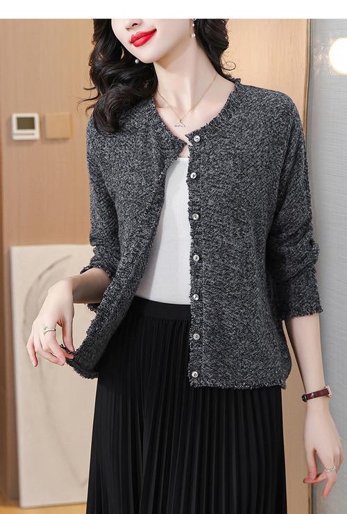 女士中款开衫毛衣怎么搭配