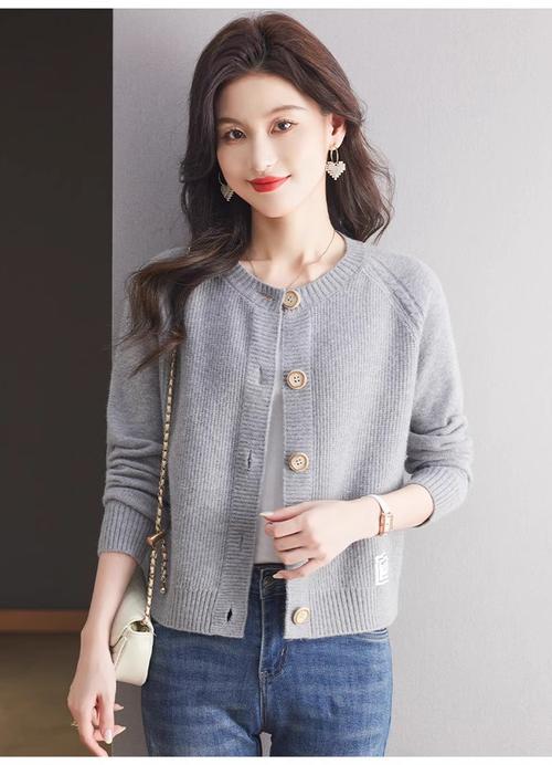 女士中款开衫毛衣怎么搭配