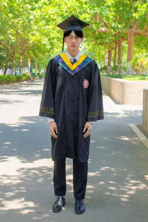 学士服穿什么鞋子