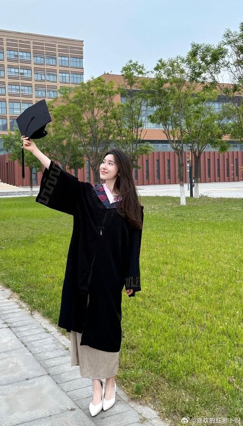 学士服穿什么鞋子