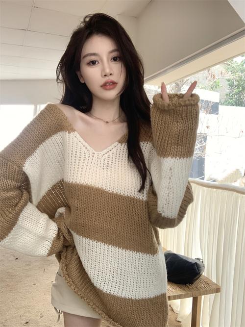 女士针织中长款套头毛衣怎么搭配什么外套