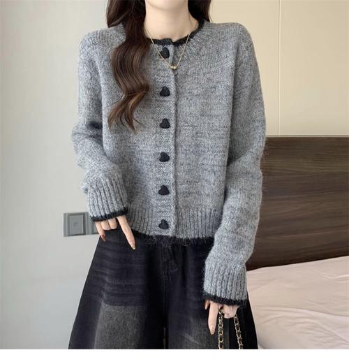 女士短款外套毛衣怎么搭配图片欣赏