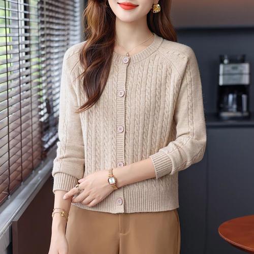 女士短款外套毛衣怎么搭配图片大全