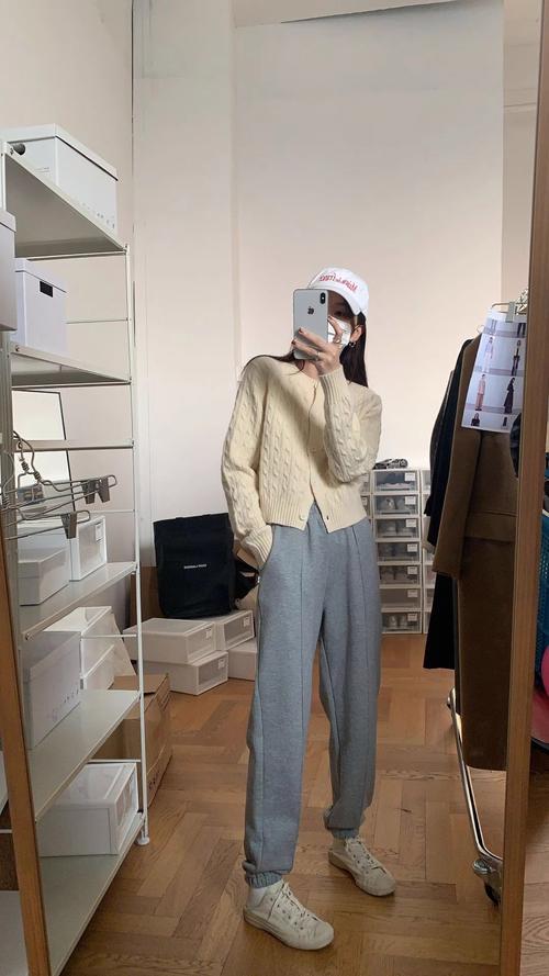 女士短款外套毛衣怎么搭配什么裤子好看图片