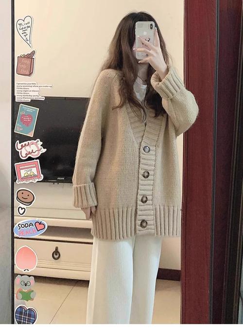 女士短款外套毛衣怎么搭配什么裤子好看图片