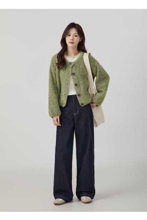 女士短款外套毛衣怎么搭配什么裤子好看吗