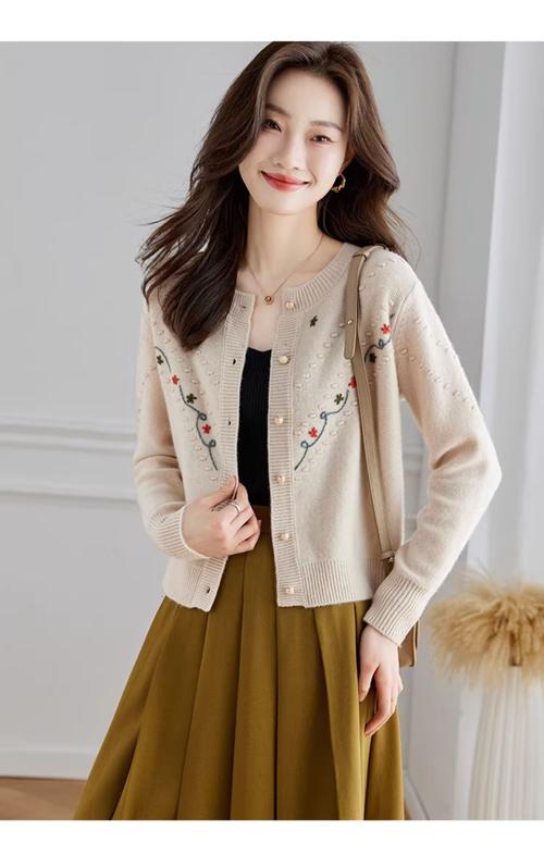 女士短款外套毛衣怎么搭配什么裤子好看吗