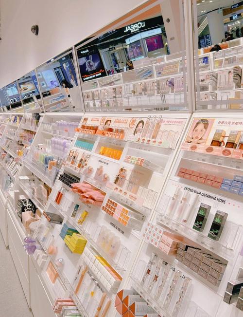 最新化妆品店陈列图片