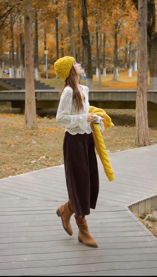 女士短款外套毛衣怎么搭配什么裤子好看