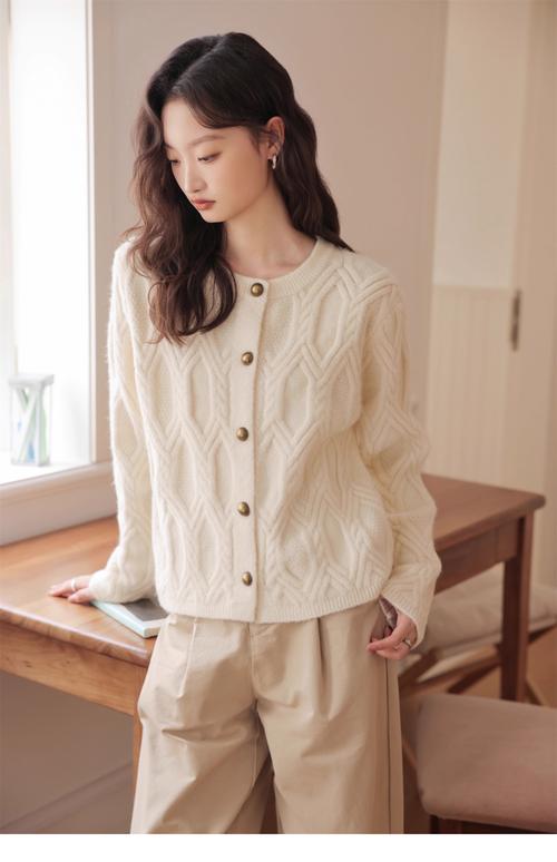 女士短款外套毛衣怎么搭配什么裤子好看