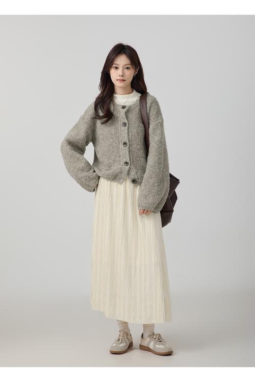 女士短款外套毛衣怎么搭配