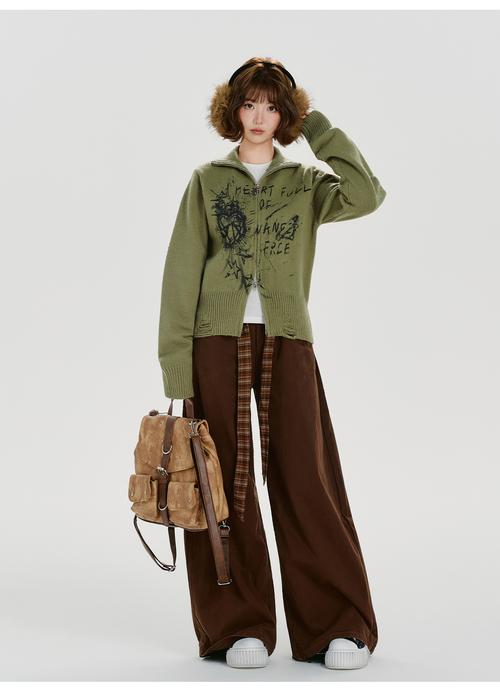 女士短款外套毛衣怎么搭配