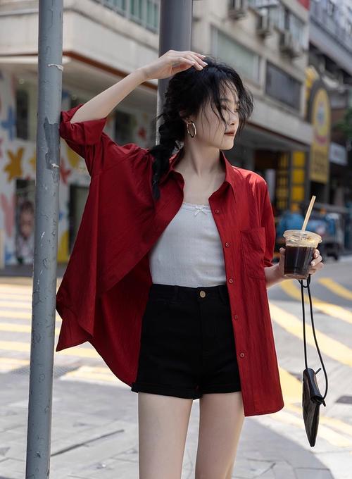 女生红色长袖衬衫怎么搭配什么裤子图片欣赏