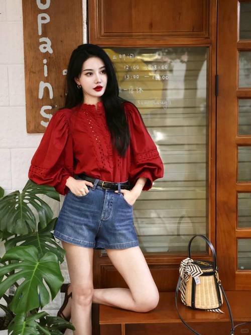 女生红色长袖衬衫怎么搭配什么裤子图片欣赏