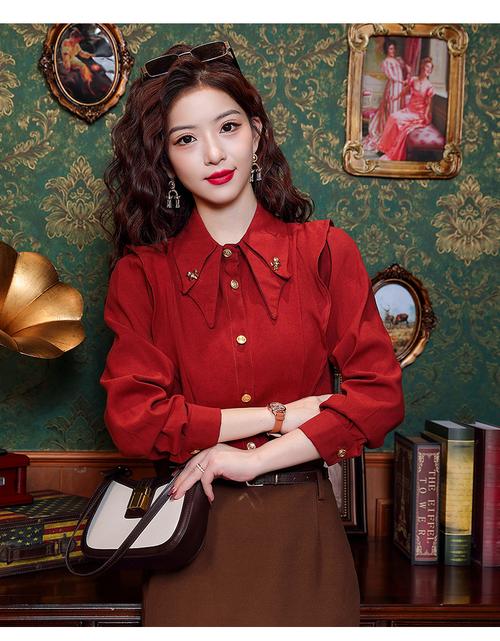 女生红色长袖衬衫怎么搭配