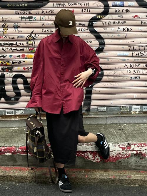 女生红色长袖衬衫怎么搭配