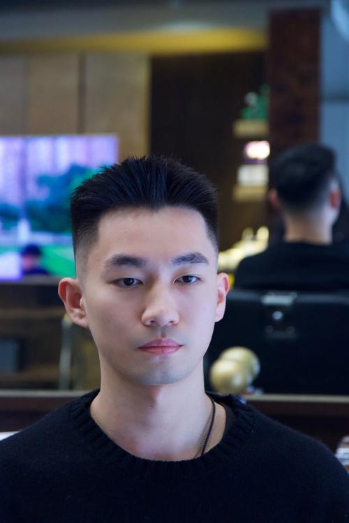 扁头男生适合什么发型