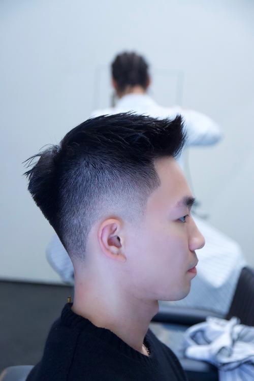 扁头男生适合什么发型