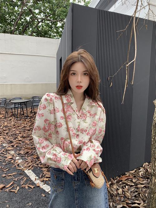 女款碎花衬衫怎么搭配什么外套