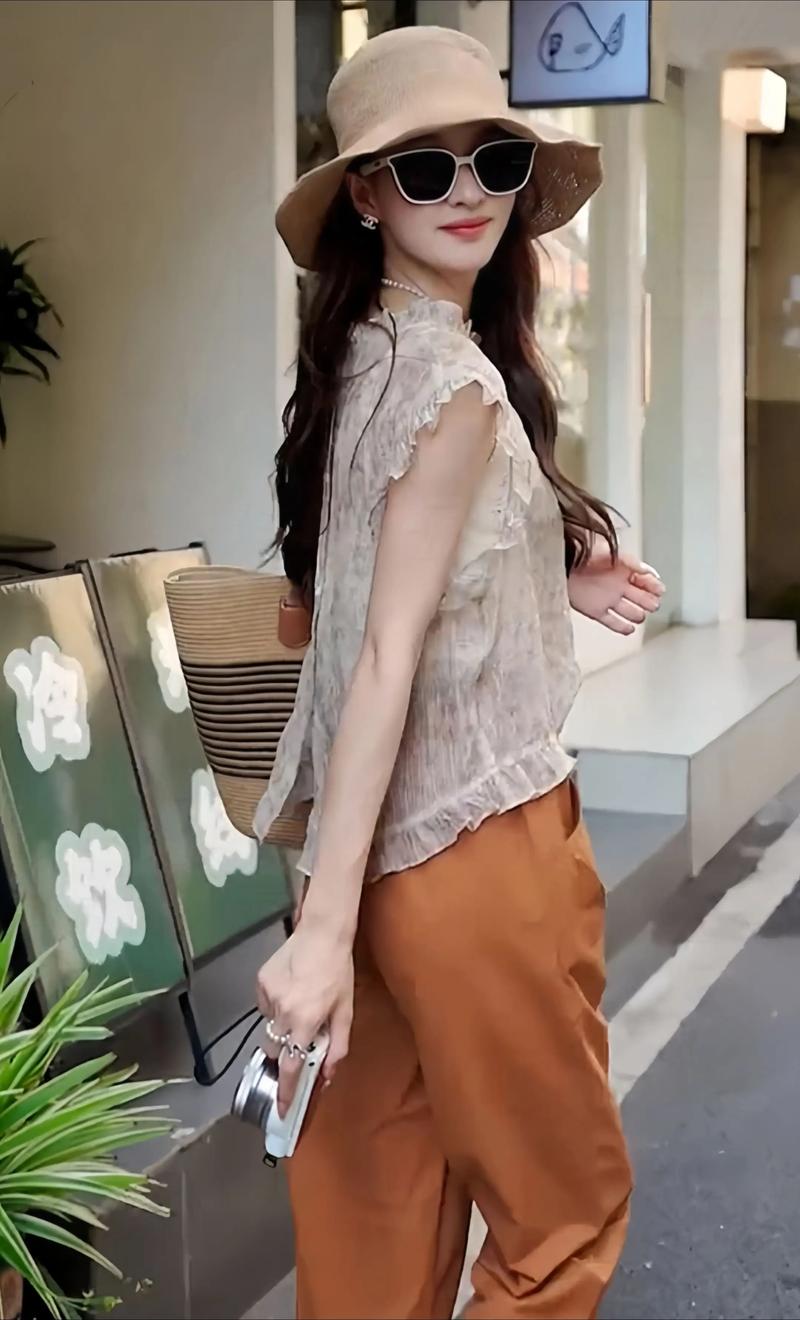 女款碎花衬衫怎么搭配什么外套