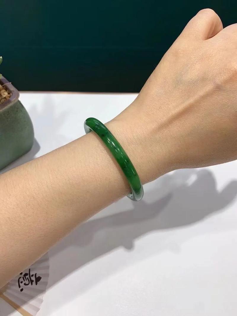 翠绿配什么颜色好看