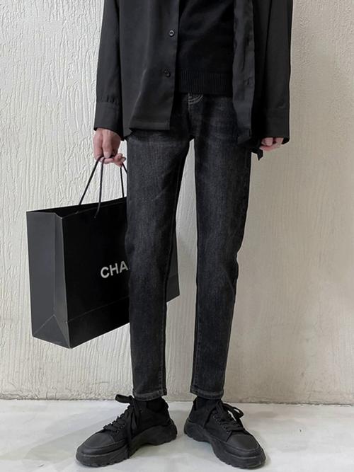 男士黑色直筒牛仔裤怎么搭配