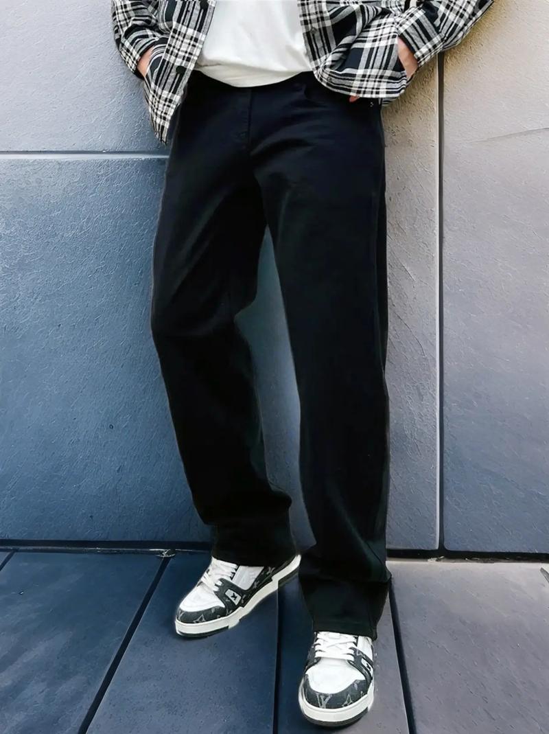 男士黑色直筒牛仔裤怎么搭配