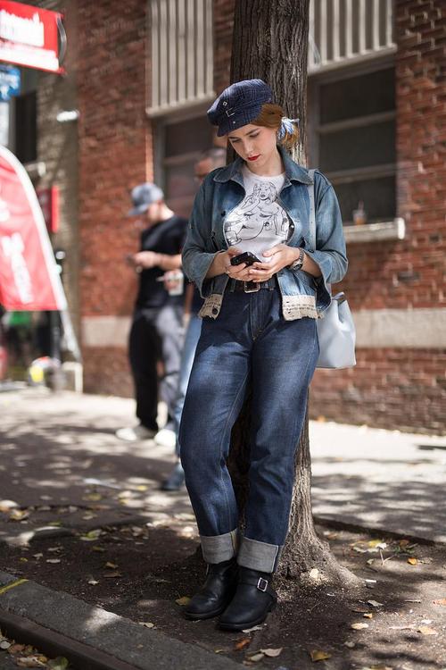 深色衣服配什么裤子