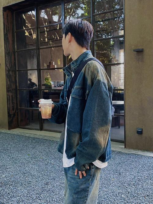 男款短牛仔衣怎么搭配什么裤子