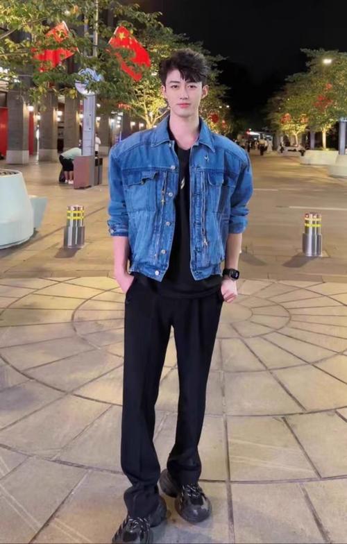 男款短牛仔衣怎么搭配