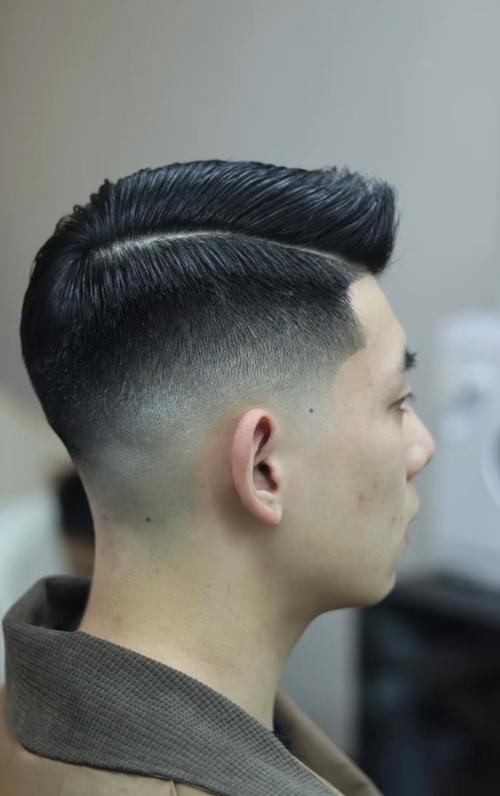 驼背适合什么发型