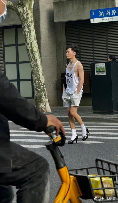 男高跟靴子怎么搭配衣服