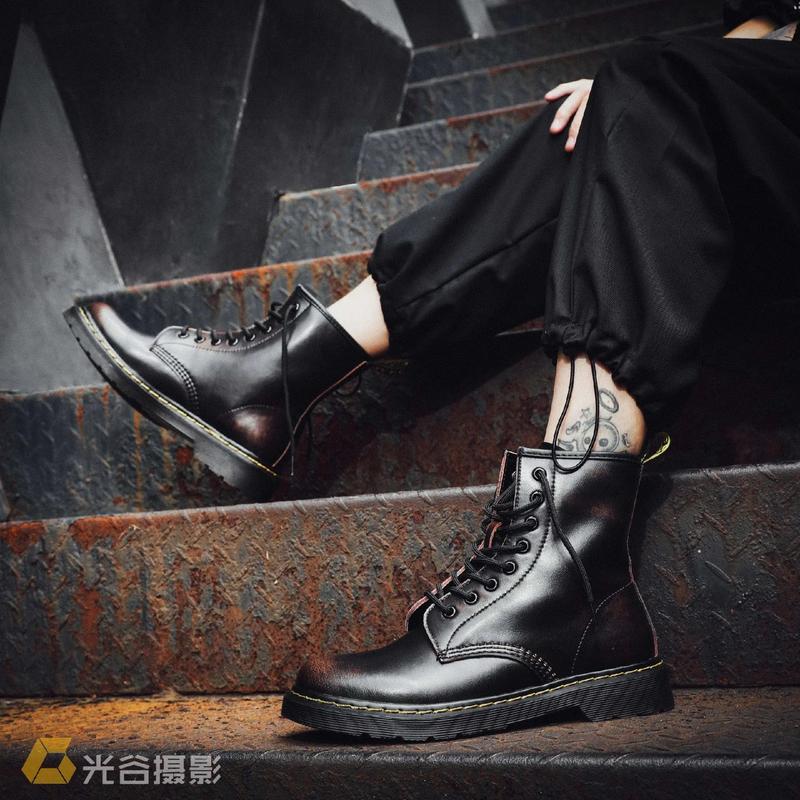 男高跟靴子怎么搭配衣服