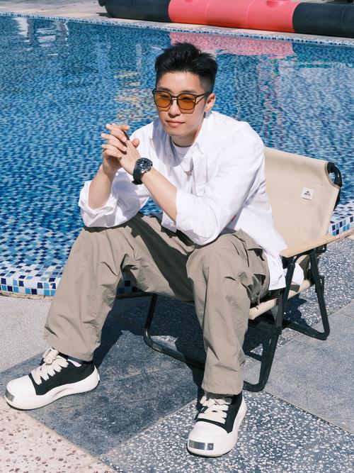 男白短衬衫怎么搭配什么外套好看图片欣赏