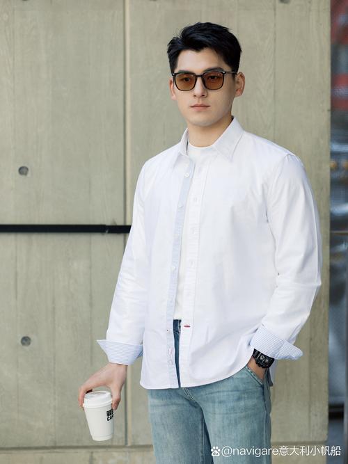 男白短衬衫怎么搭配